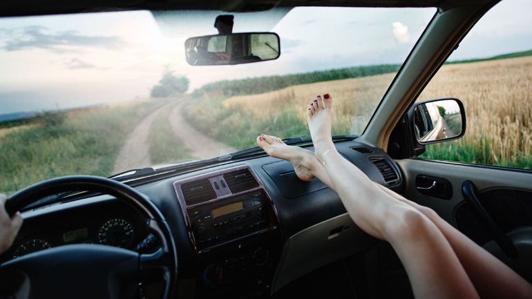 Πόσο επικίνδυνο είναι να βάζεις τα πόδια στο ταμπλό – Το video μιλά από μόνο του…